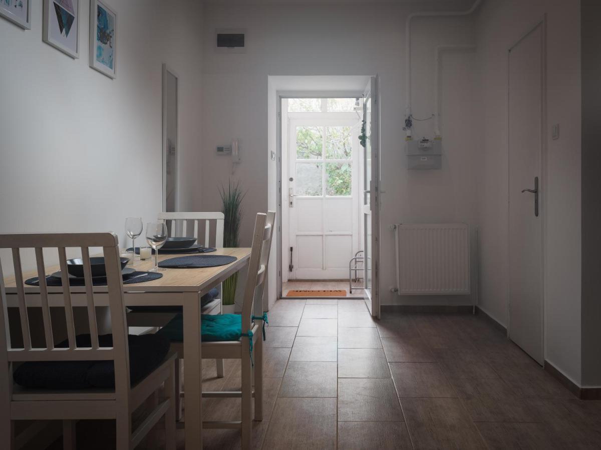 A Charming Little Flat Just Above Szechenyi Square Lejlighed Pécs Eksteriør billede