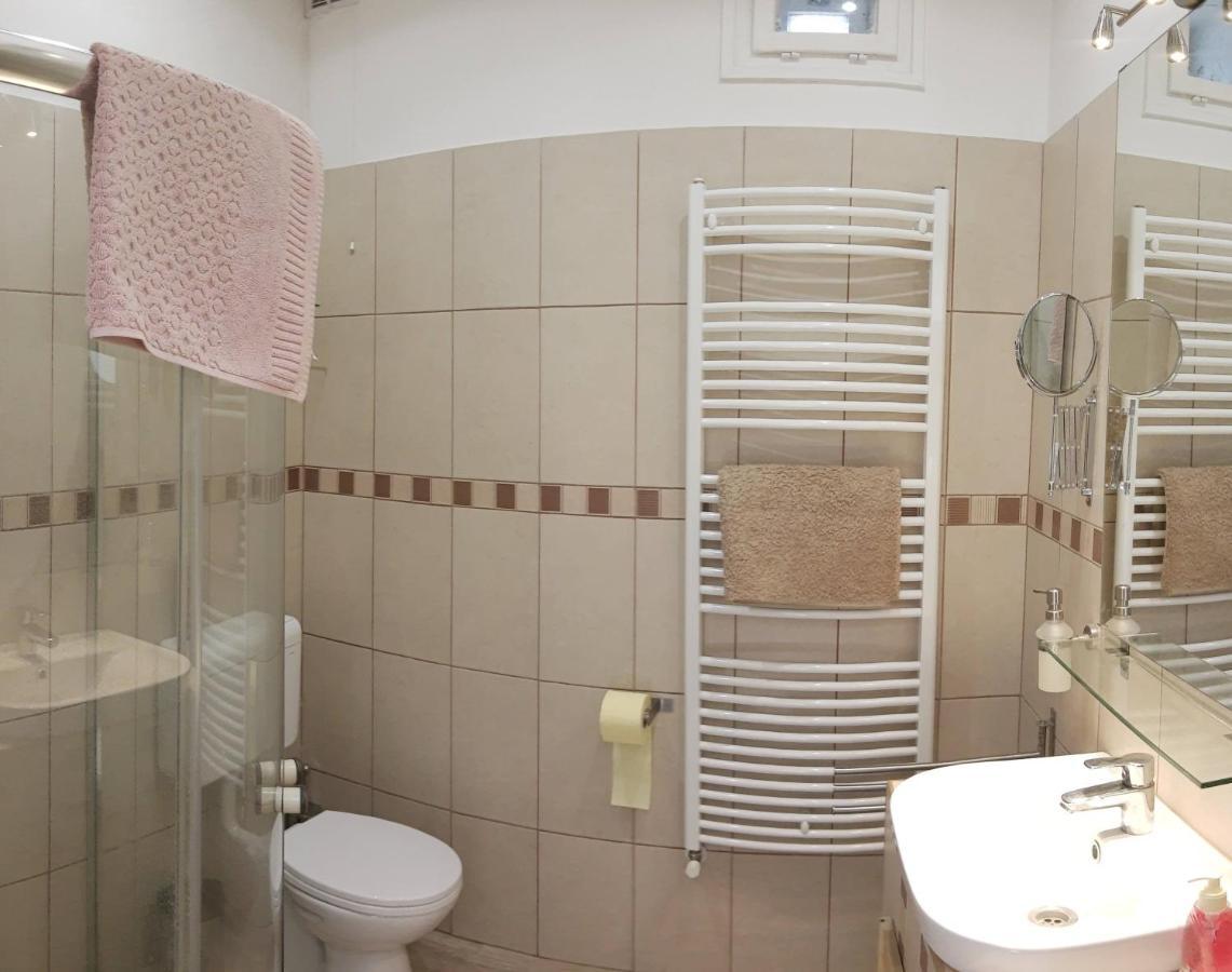 A Charming Little Flat Just Above Szechenyi Square Lejlighed Pécs Eksteriør billede