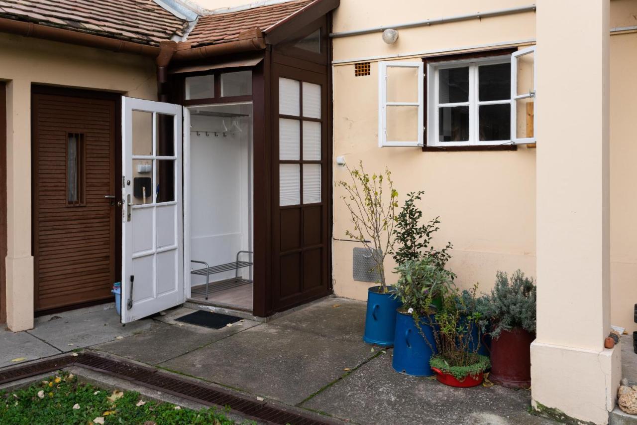 A Charming Little Flat Just Above Szechenyi Square Lejlighed Pécs Eksteriør billede